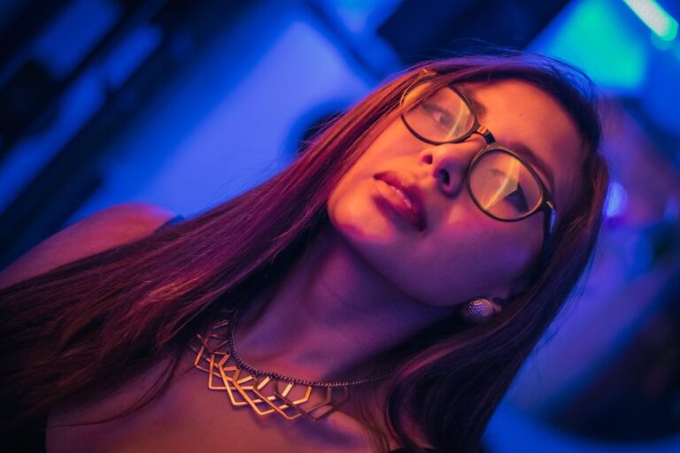 girl-blue-tv-screen-photography-face-purple-1611826-pxhere.com