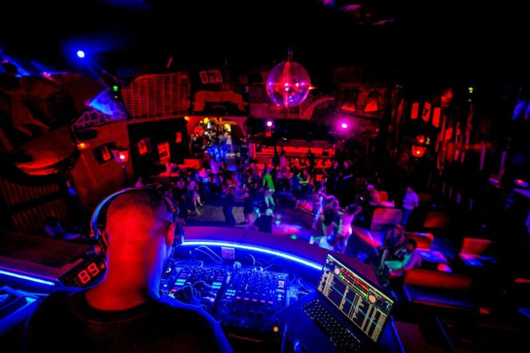 nightclub-light-music-venue-lighting-disco-electronics-1612720-pxhere.com