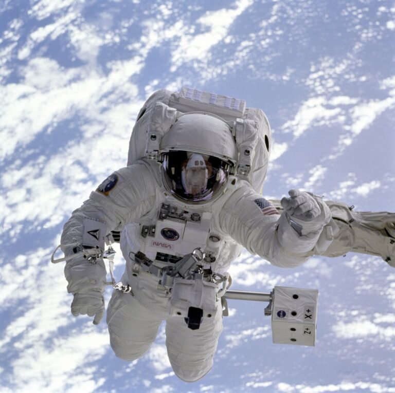sky-vehicle-aviation-space-profession-float-1262192-pxhere.com-min