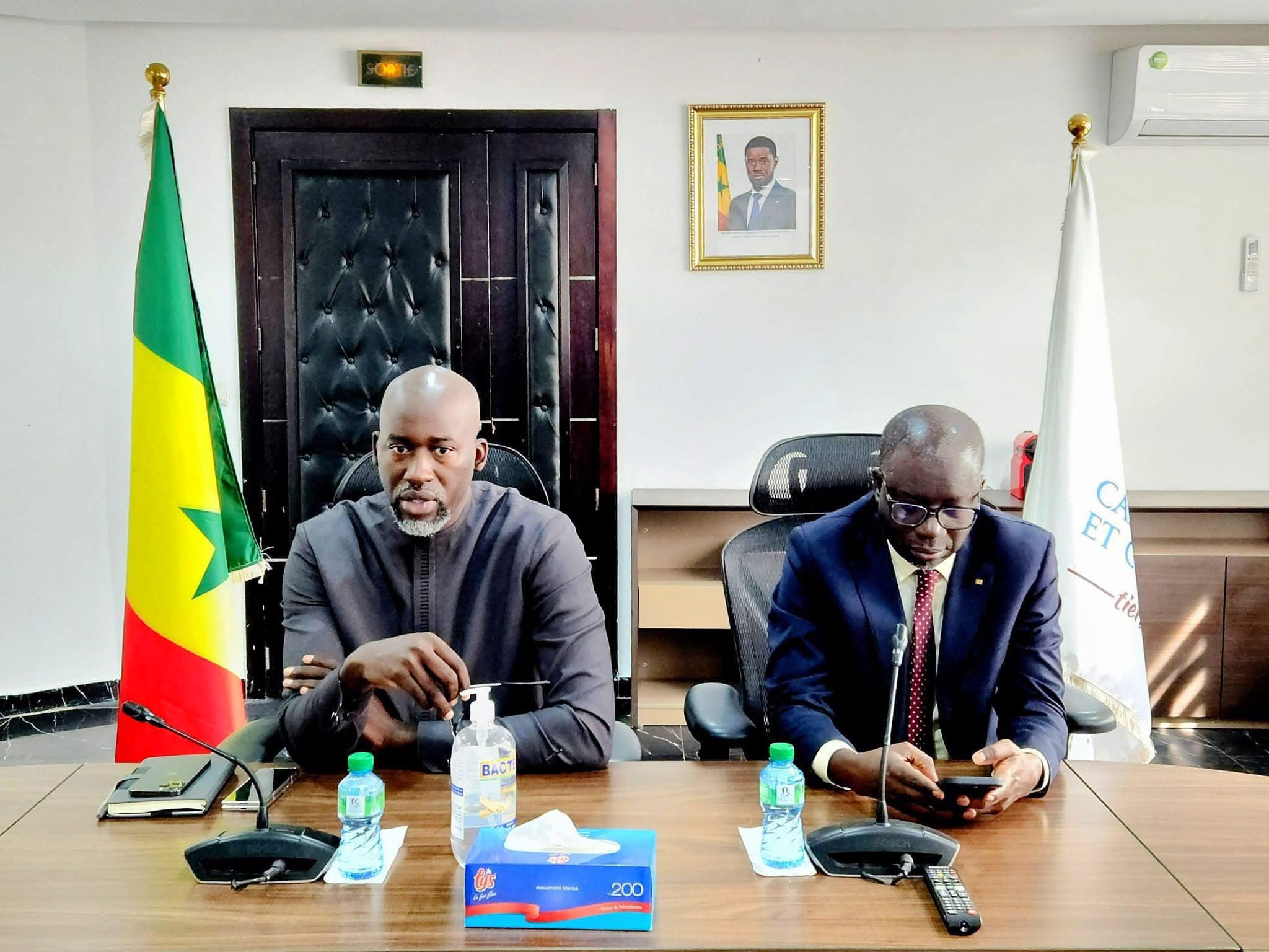Le Directeur Général de la CDC Keïta Fadilou a rencontré les organisations de défense des consommateurs Le dossier SN La Poste Sénégal au cœur des échanges.