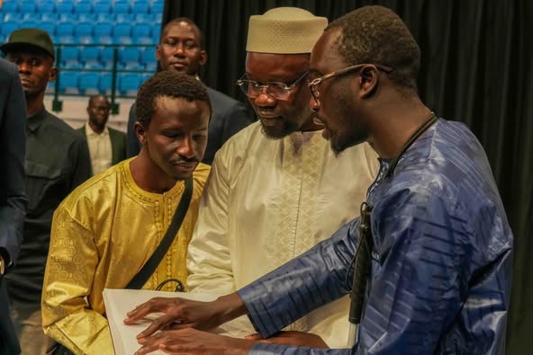 Milan : Deux non-voyants offrent un Coran manuscrit au Premier ministre Ousmane Sonko